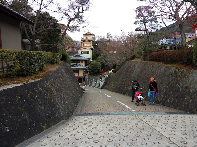 backpacking, flashpacking, jalan-jalan, travelling, jepang, kyoto, kiyumizudera temple, higashiyama, pagoda,stroller friendly access