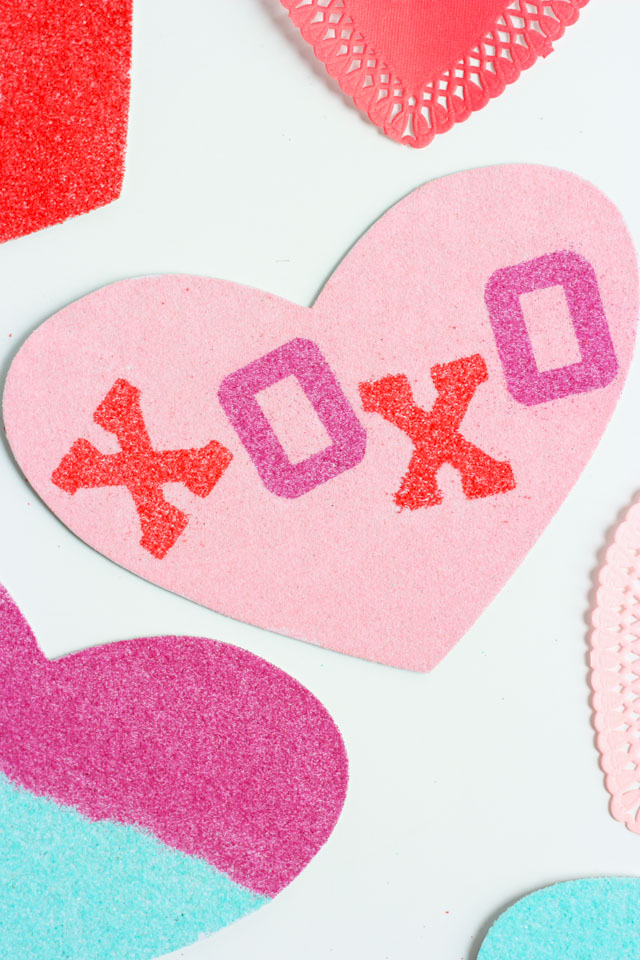 Such a fun kids sand art valentine card idea! #valentinecard #valentinecraft #sandart Such a fun kids sand art valentine card idea! #valentinecard #valentinecraft #sandart