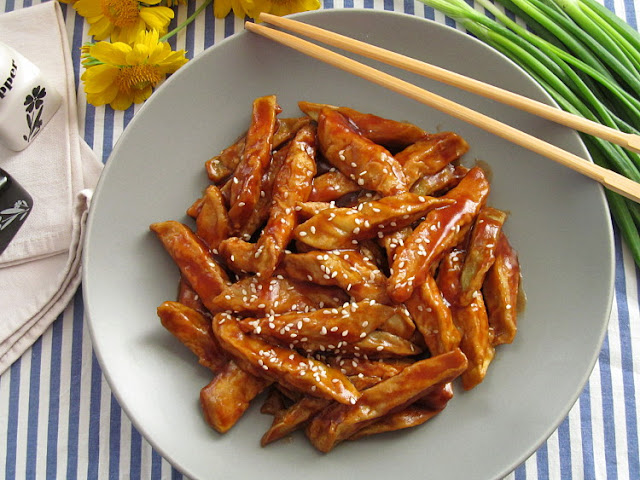 Жареные баклажаны в кисло-сладком соусе (китайская кухня)
