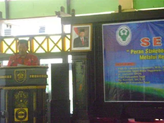 Wakil Bupati H. Muh. Heri Sulistyawan, SH. M.Hum saat memberikan pengarahan dan membuka kegiatan Seminar Nasional. (Noors)