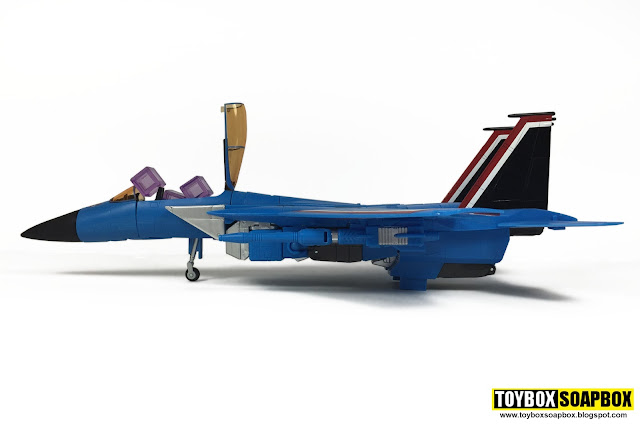 takara mp11t thundercracker side view in jet mode