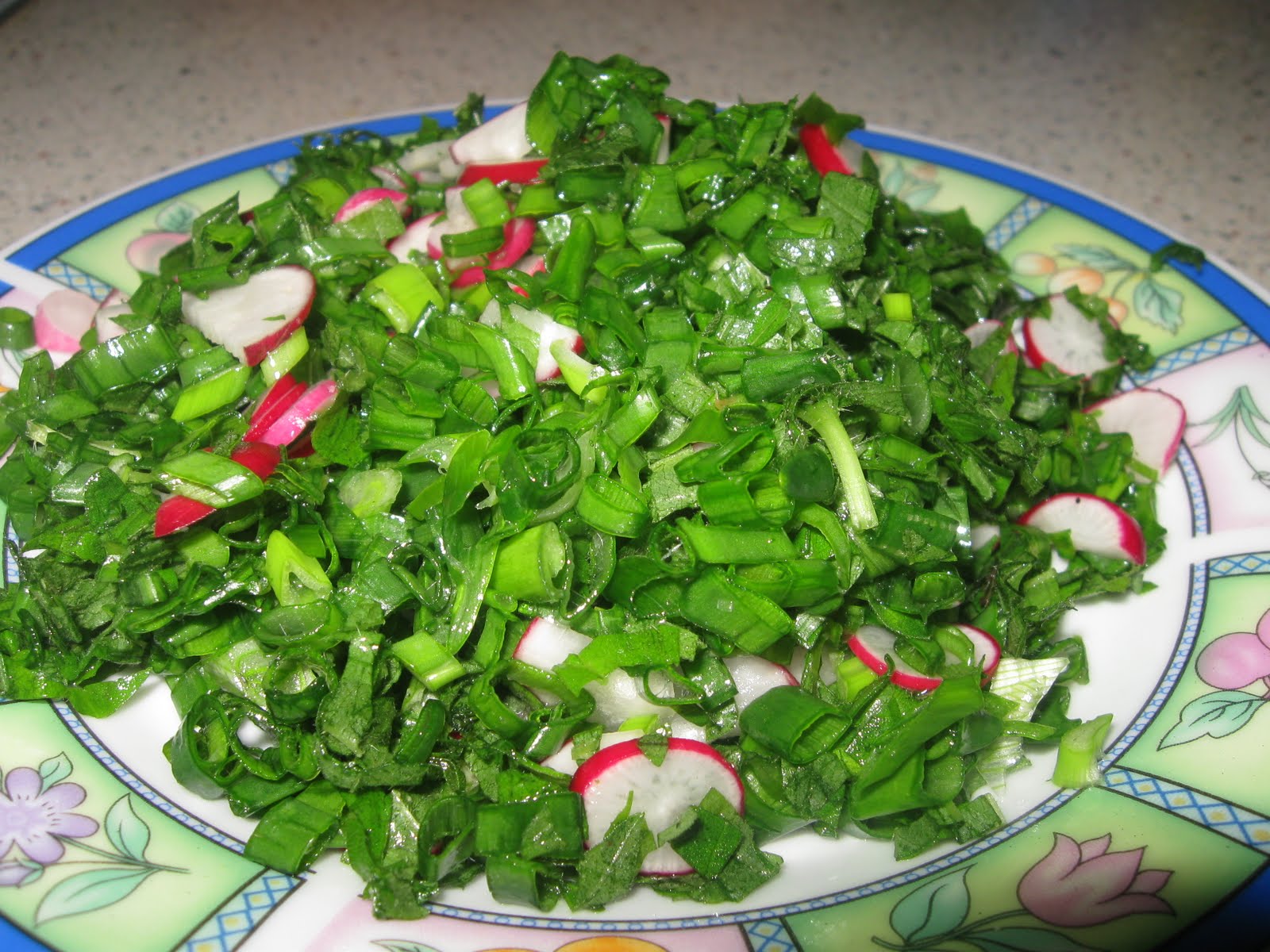Рецепты простых салатов с зеленым луком. Зелень для салатов. Зеленый салат. Салат с зеленым луком. Салат с крапивой.
