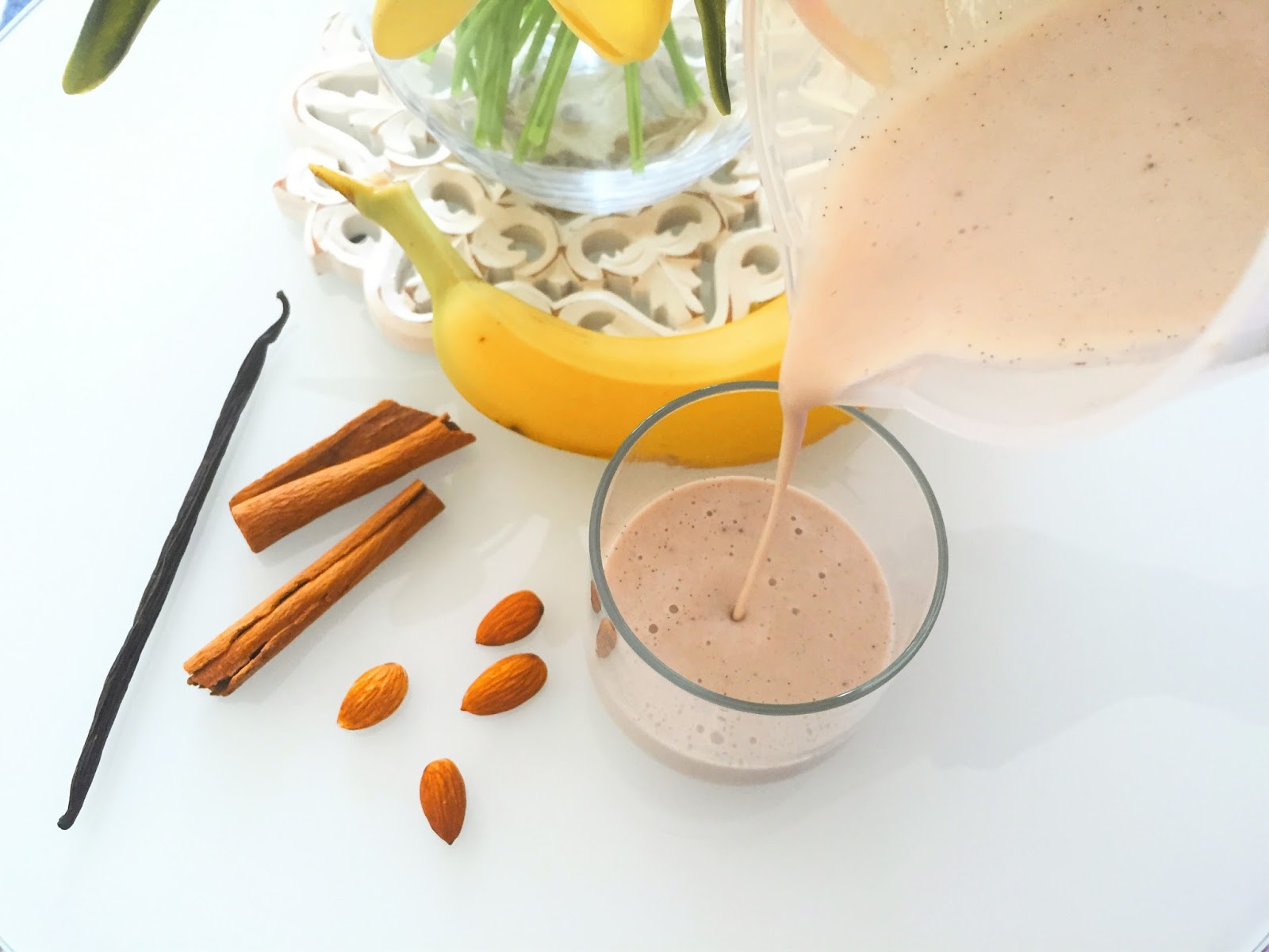 BANANA CINNAMON SMOOTHIE -Banana Almond Milk Smoothie - Vegan Breakfasts - Vegan Breakfast Ideas