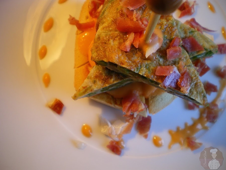 Tapa de tortilla de espárragos con salmorejo y serrano