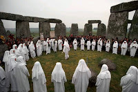 Fuente: https://magiamania.com/2010/01/03/druidas-los-magos-de-las-tribus-celtas/ Tradición milenaria en Stonehenge