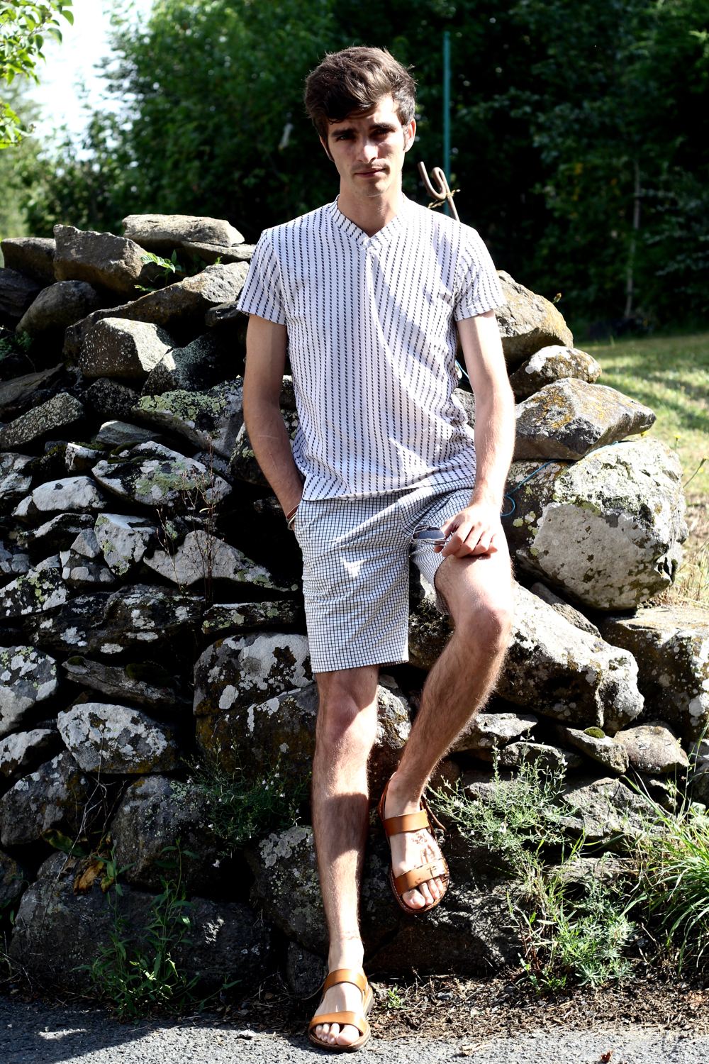 BLOG-MODE-HOMME-VOYAGE-STYLE_auvergne-cantal-saint-flour-vacances-pierre-dior-homme-204S_lunettes-versace-asos-sandales-paris-bordeaux