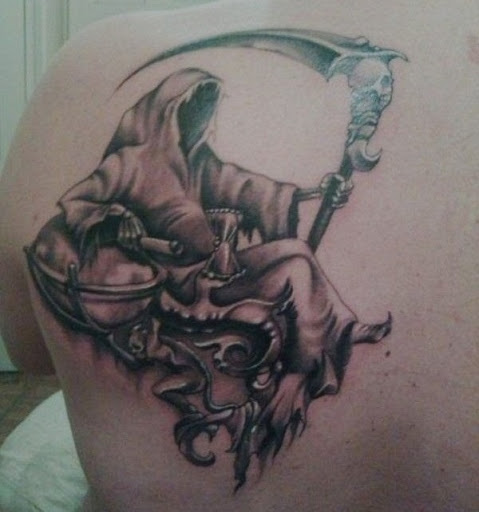 Grim Reaper tatuagem com um rosto reaper. Ele também é mostrado que o reaper é sentar-se em uma jogada de morte, aparentemente esperando que o destino das almas para o final.