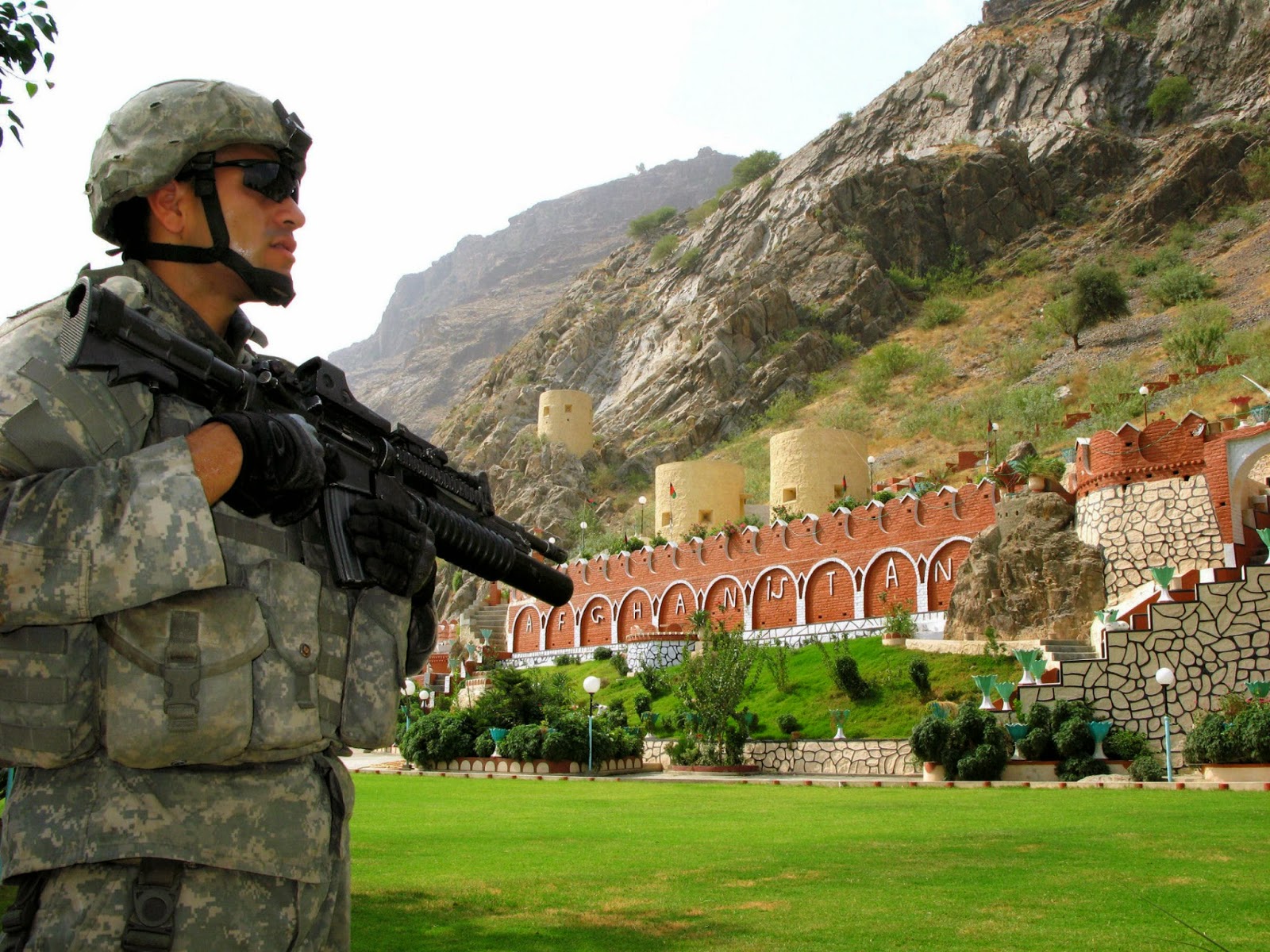 10 Amazing Border between Countries | The border between Afghanistan and Pakistan, at Torkham Gate 10 Amazing Border between Countries | The border between Afghanistan and Pakistan, at Torkham Gate