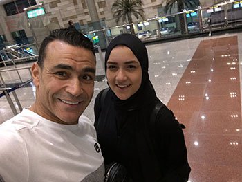 عصام الحضري وزوجته وبناته بلبس الاحرام متوجهين لأداء العمرة عصام الحضري وزوجته وبناته بلبس الاحرام متوجهين لأداء العمرة