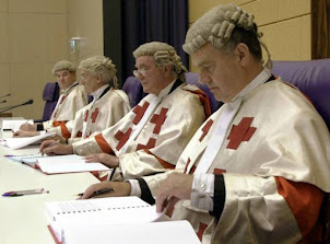 15.-Los jueces escoceses en estrados.