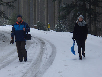 zima na Babiej Górze, zimowy spacer, walka na śnieżki, zabawa na śniegu
