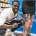 Kevin Hart poses with female fan who inked his face on her thigh 