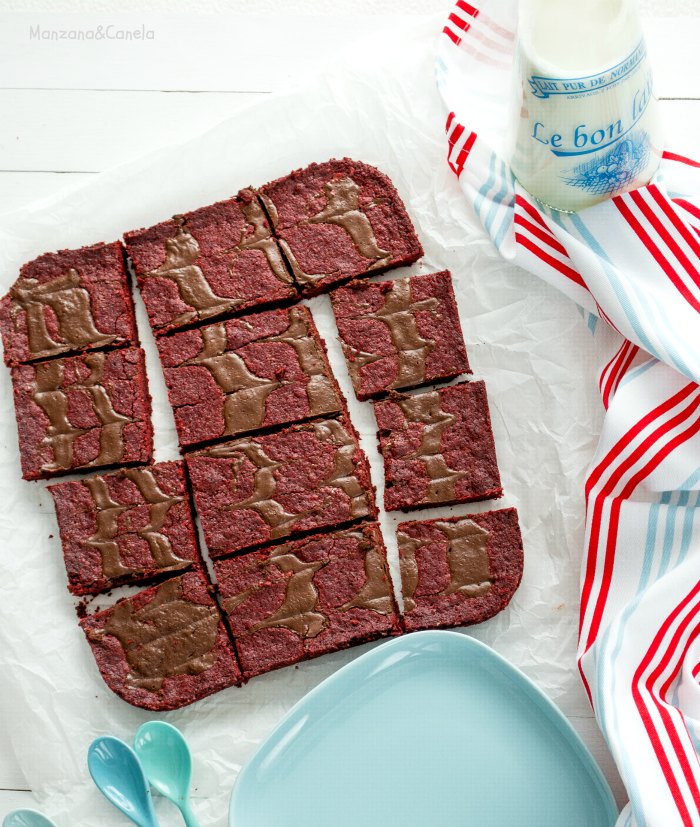 Barras de brownie Red Velvet con remolinos de chocolate