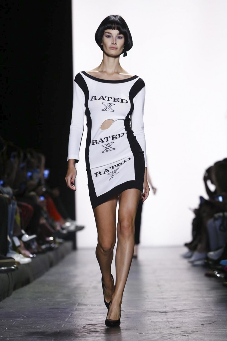 Jeremy Scott Spring Summer 2017 - New York Fashion Week jeremy-scott, jeremy-scott-spring-summer, jeremy-scott-printemps-ete, jeremy-scott-case, jeremy-scott-coque, bag-jeremy-scott, sac-jeremy-scott, tee-shirt-jeremy-scott, t-shirt-jeremy-scott, dress-jeremy-scott, robe, jeremy-scott, sweat-jeremy-scott, du-dessin-aux-podiums, dudessinauxpodiums