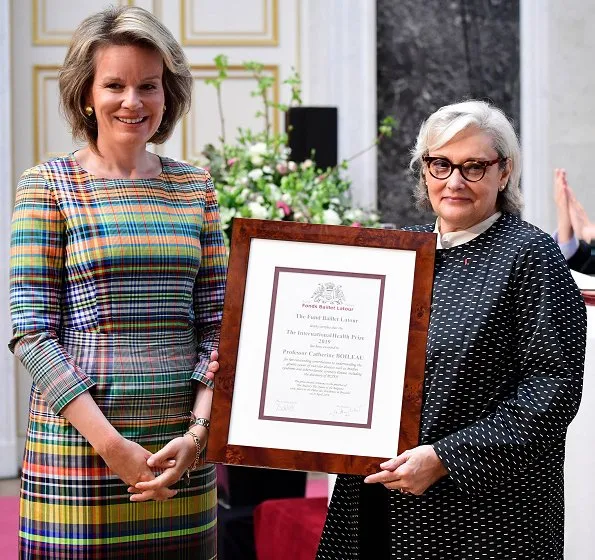 Professor Julie De Backer and professor Catherine Boileau. Queen Mathilde wore Emporio Armani multicolor dress. Natan multicolor dress