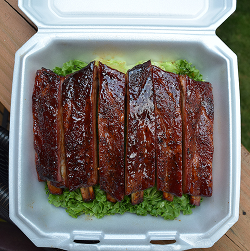 竞争风格BBQ RIBS 竞争风格在家里制造的烧烤肋骨在Kamado样式格栅。