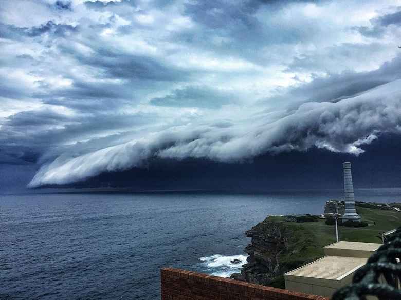 Awan Tsunami Muncul Dan Menghebohkan Warga Kota Sydney Awan Tsunami Muncul Dan Menghebohkan Warga Kota Sydney
