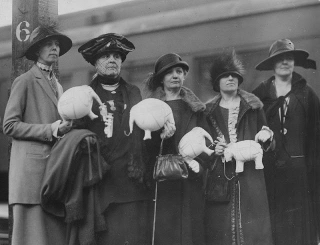 1942 Women delegates to the Republican National Convention in Cleveland. They look so happy. 1942 Women delegates to the Republican National Convention in Cleveland. They look so happy.