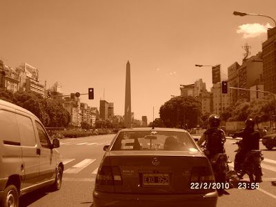 Avenida 9 de julho, Buenos Aires. Obelisco ao fundo.
