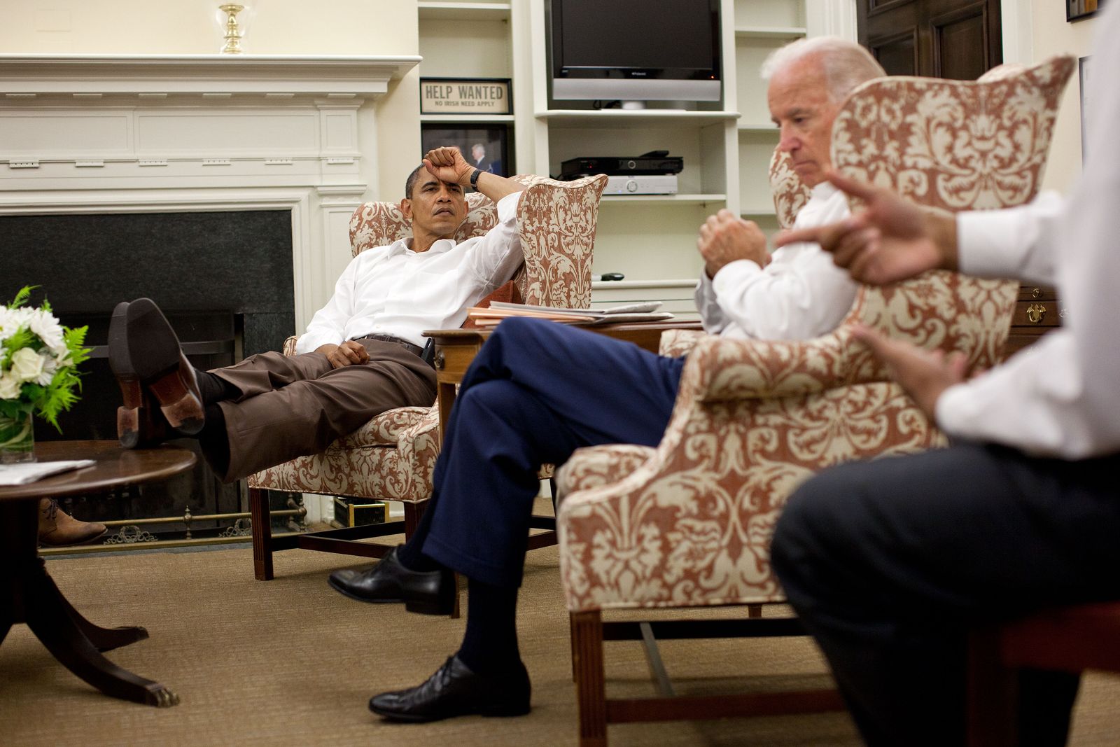 Переговоры американцев. Обама Байден ноги на стол. Барак Обама ноги на столе. Барак Обама диван. Американец ноги на столе.