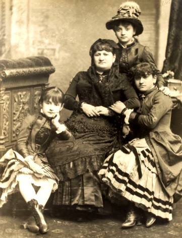Antonia Moreno de Cáceres Sesión de foto de Antonia Moreno de Cáceres junto a sus hijas