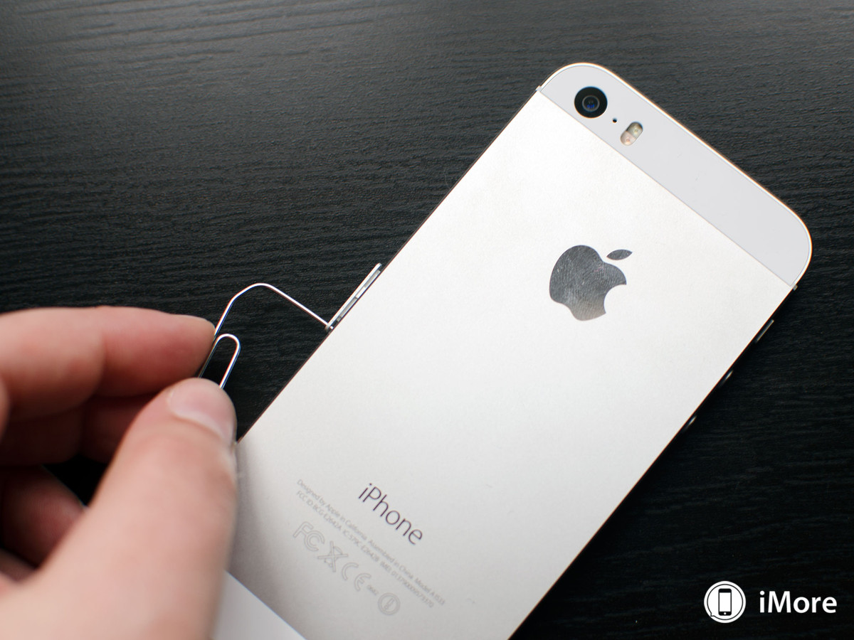 วิธีถอดและเปลี่ยนซิมการ์ด iPhone หรือ iPad ด้วยคลิปหนีบกระดาษ Maclolz