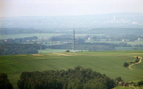 Wielki Dział (377 m n.p.m.), a za nim Mały Dział (366 m n.p.m.) z niższym masztem antenowym. W dali po prawej widać Budynek szybu KWK „Janina” w Libiążu. Wielki Dział (377 m n.p.m.), a za nim Mały Dział (366 m n.p.m.) z niższym masztem antenowym. W dali po prawej widać Budynek szybu KWK „Janina” w Libiążu.