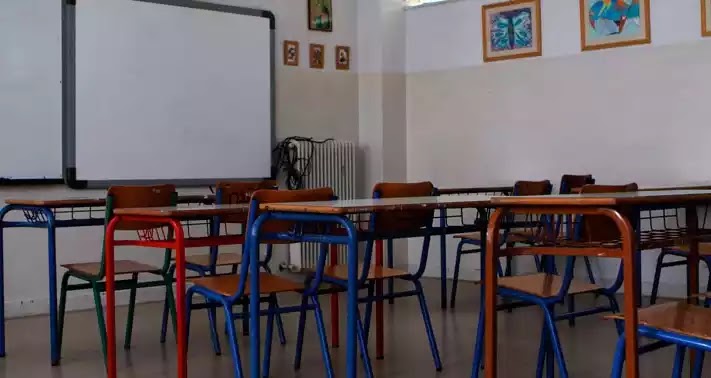Θεσσαλονίκη: «Μαθητές» έβαλαν συμμαθήτριά τους να γλείψει τουαλέτα του σχολείου (vid) Θεσσαλονίκη: «Μαθητές» έβαλαν συμμαθήτριά τους να γλείψει τουαλέτα του σχολείου (vid)