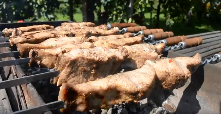 Шашлык из сазана. Шашлык из сазана фото. Сазан на мангале. Сазан на мангале. Рецепт шашлыка из сазана.