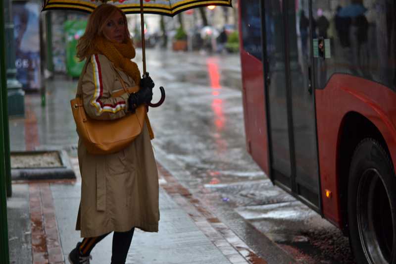 como combinar un trench , looks con trench, como combinar unas deportivas, looks deportivos,