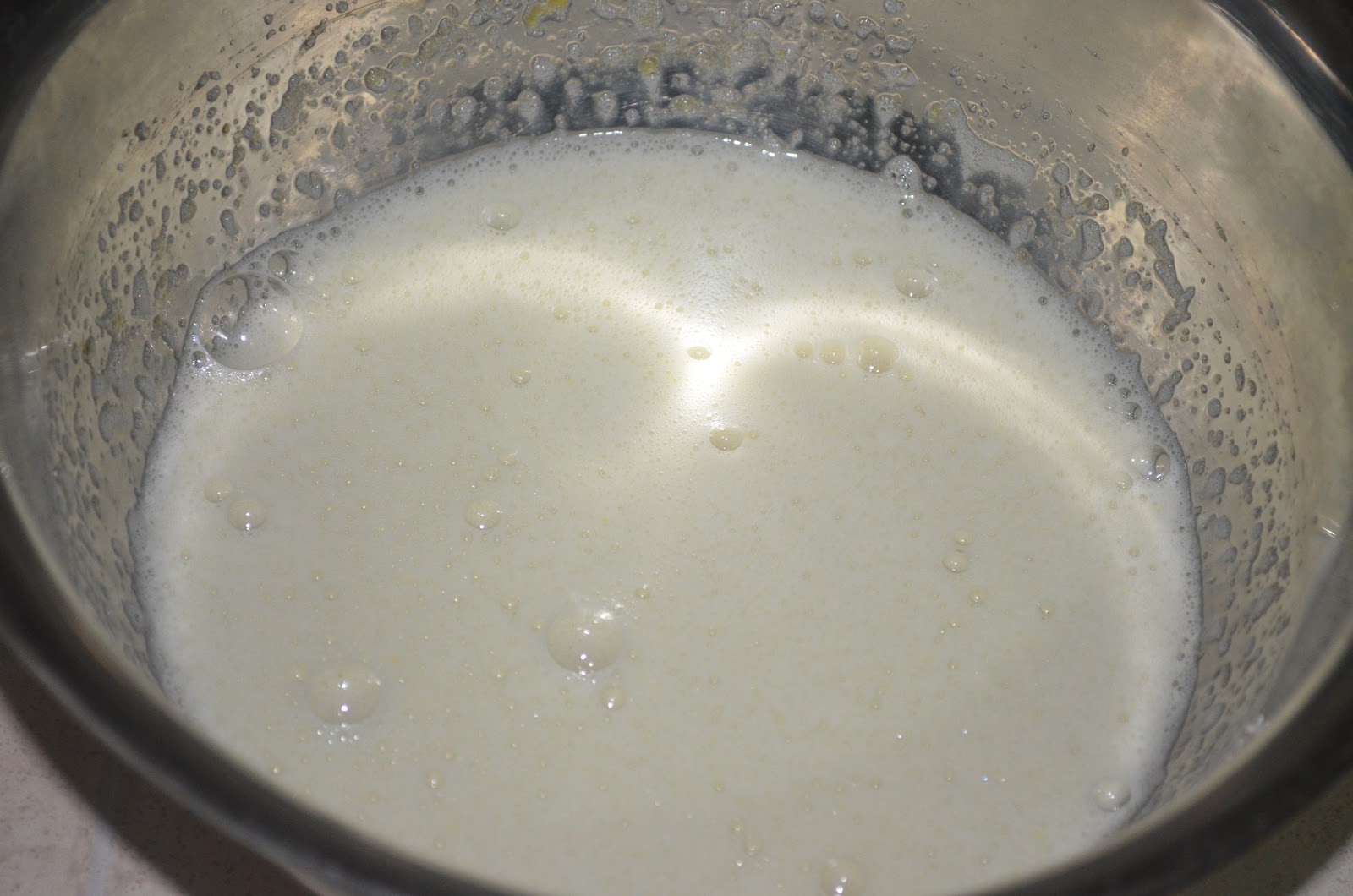 Сметана с сахаром на сковородке. 1 Яйцо 1 ст сахара молоко 1 стакан ванилин. Торт Наполеон из яиц, сметаны, сахара, масла, соды. Творожная запеканка перетереть масло с мукой щепотка соли и соды.