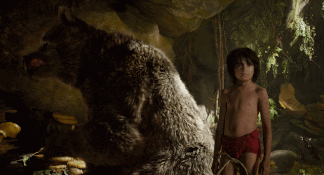 Baloo y Mowgli (Neel Sethi) en El libro de la selva - Cine de Escritor 
