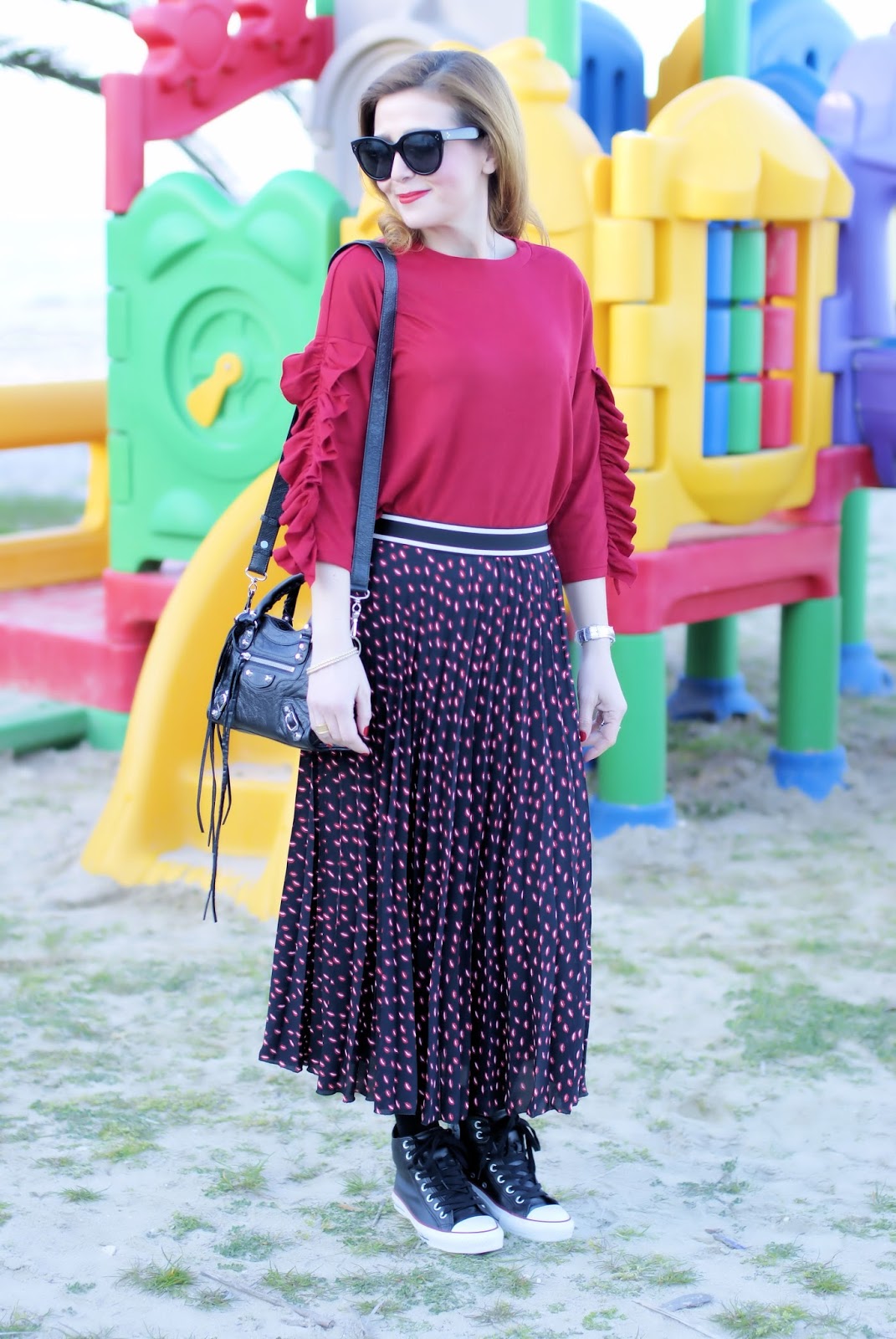 Skirt and Converse shoes: a touch of red on Fashion and Cookies fashion blog, fashion blogger style