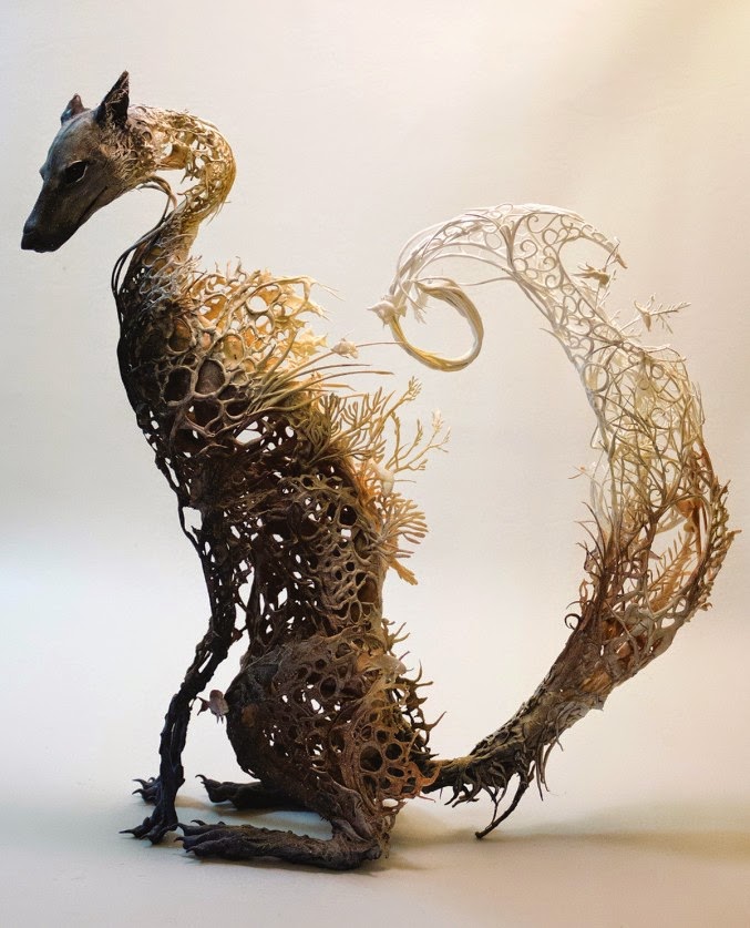 Fantástica escultura surrealista que mezcla plantas y un animal