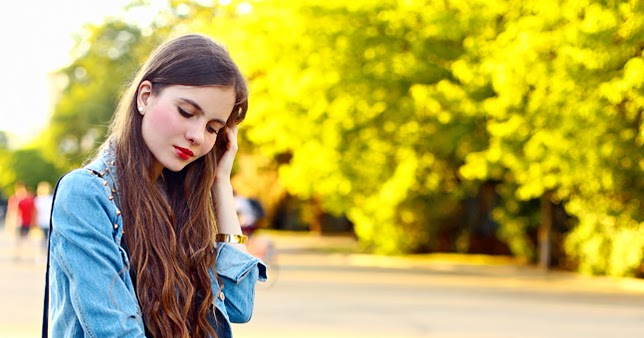 Jeansowa kurtka z ćwiekami, biały bralet, rurki z dziurami i sportowe