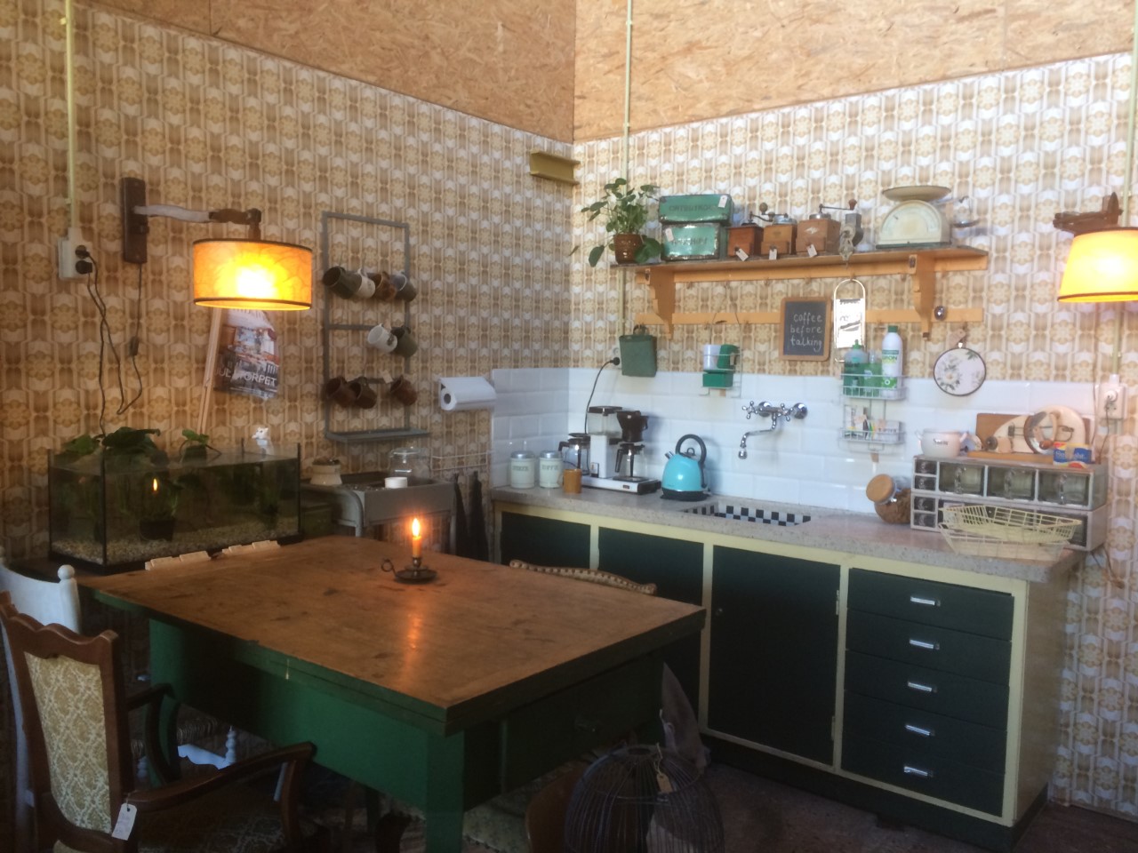 West Germanyvazen Geweldige kringloopwinkel 'Ouderwets Gezellig' in