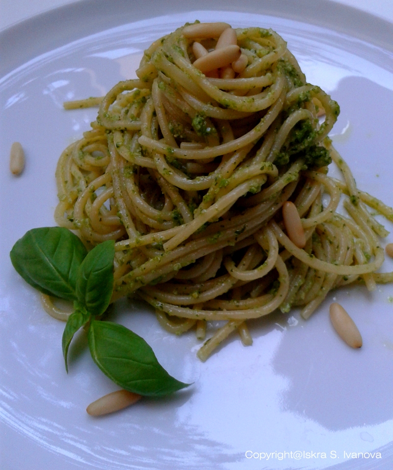 Спагети с песто ала Дженовезе (Spaghetti con pesto alla Genovese) Спагети с песто ала Дженовезе (Spaghetti con pesto alla Genovese)