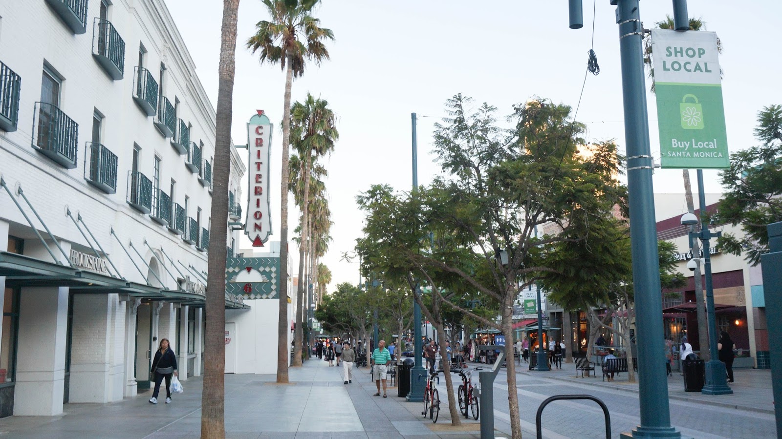 Banana Republic 3rd Street Promenade will be hosting an After 5 Event this Thursday, May 19 from 5pm to 9pm. Join us for food, music, mingling, and 25% off purchases of $ or more.