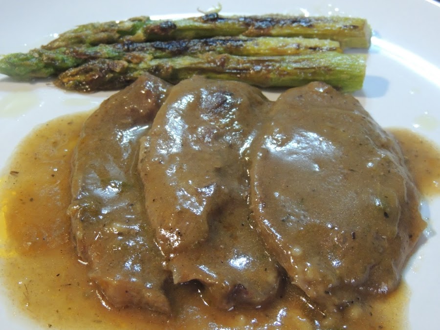 Receta de ternera en salsa a las finas hierbas con espárragos