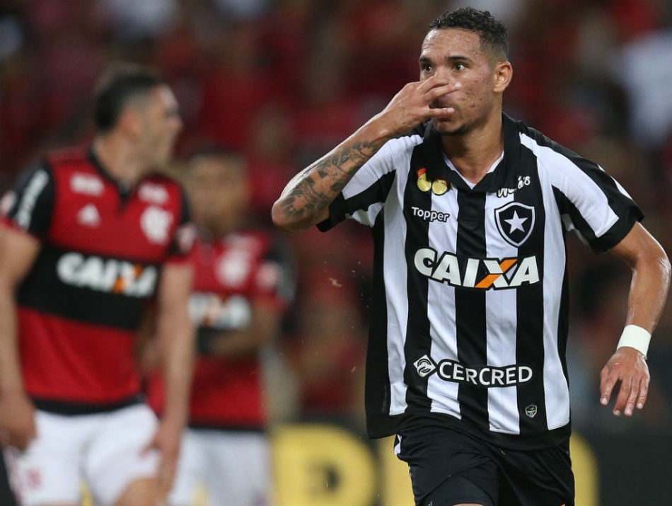 Luis Fernando ironiza Flamengo após marcar gol da vitória
