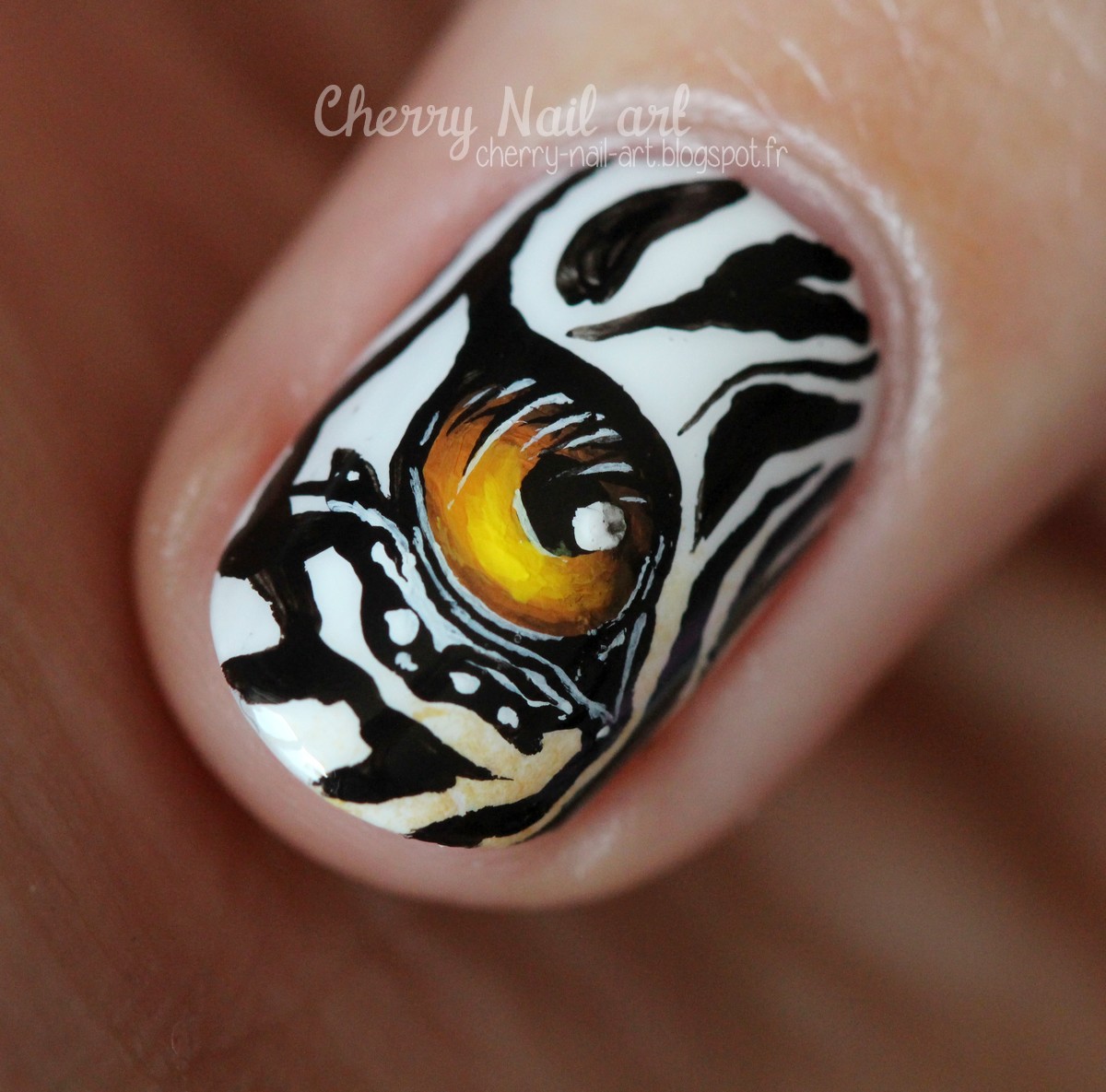 nail-art-oeil-animal-zèbre-tigre