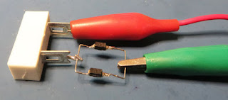 Dual Schottky diodes in parallel with serial 1R3 resistors