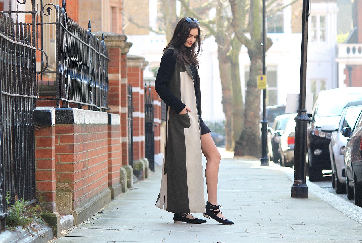 peexo fashion blog maxi trench coat lavish alice flippy skirt roll neck jumper lace up flats bucket bag
