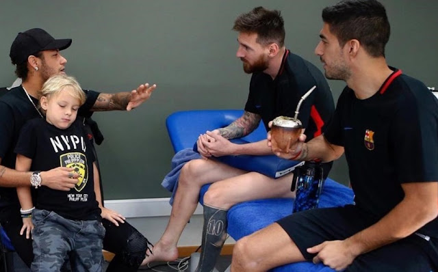 Neymar visita de sorpresa a sus amigos del Barça