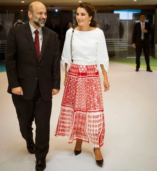 Queen Rania attended diploma presentation ceremony held for professional teachers. wore print skirt