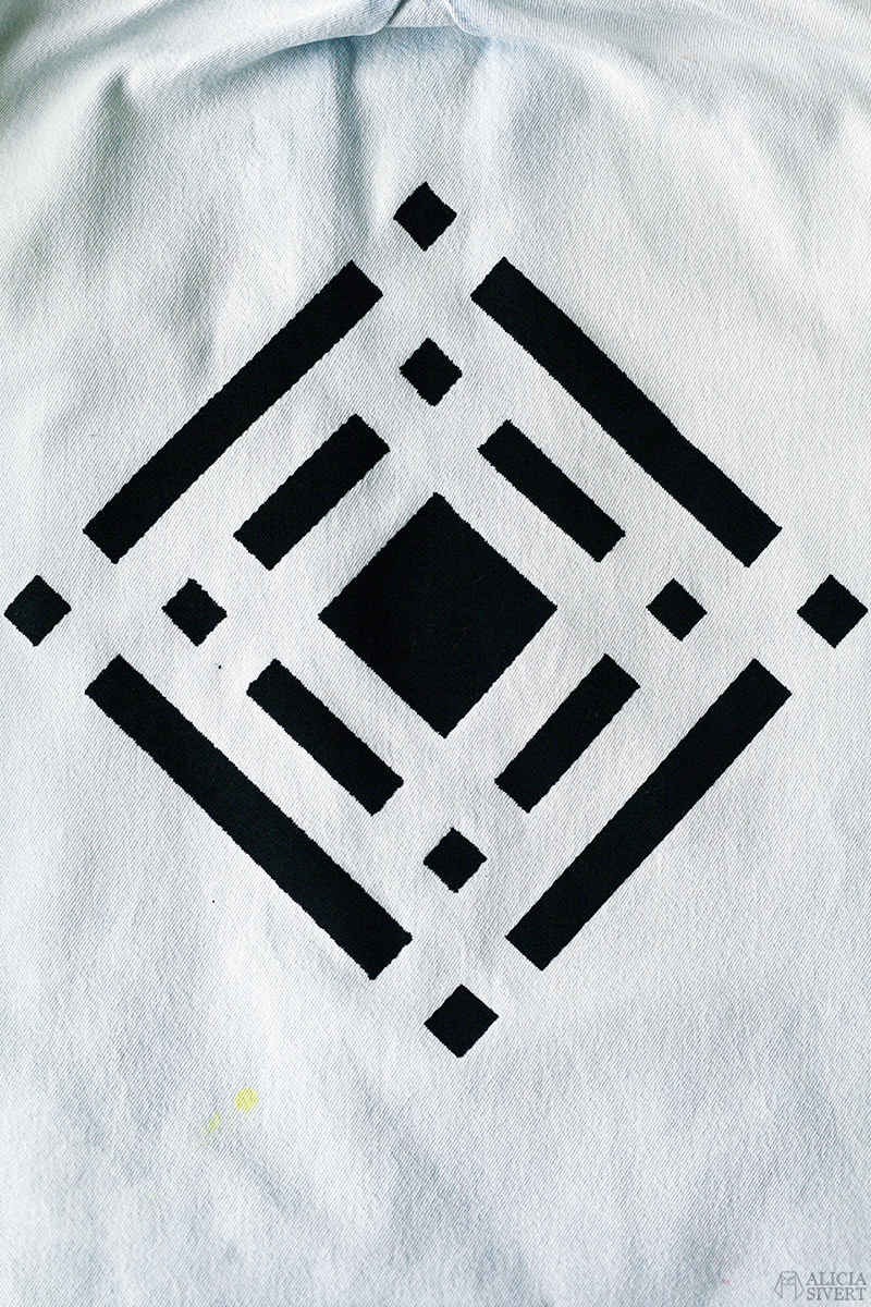 Tejptryck av Alicia Sivertsson. aliciasivert alicia sivertsson alicia sivert kurs textil bild och form textilt bildskapande textilkonst hantverk skapa skapande kreativitet tyg tryck textiltryck trycka tejp tape tejptryck tapetryck screenram screentryck