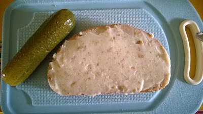 Zwiebel schmalz mit Gurke