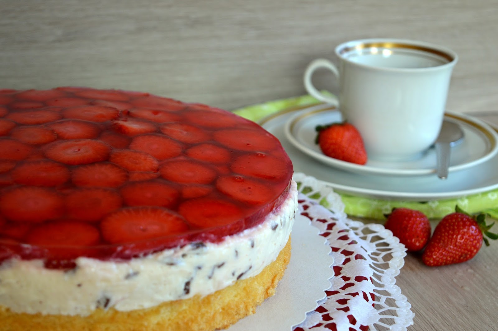 Julias zuckersüße Kuchenwelt: Erdbeer-Stracciatella-Torte