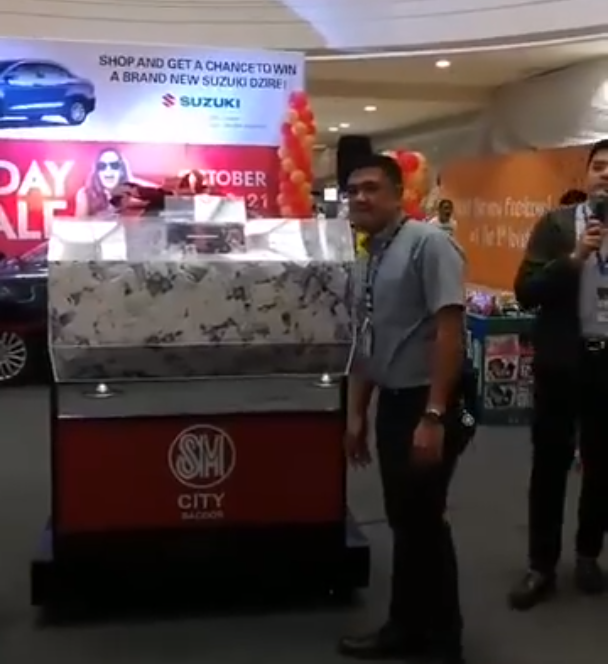 Rigged raffle promo at SM? Eagle-eyed netizens notice ‘magician’ moves during raffle draw
