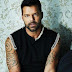 Ricky Martin in accappatoio sui social, ma qualcuno nota qualcosa più del previsto...